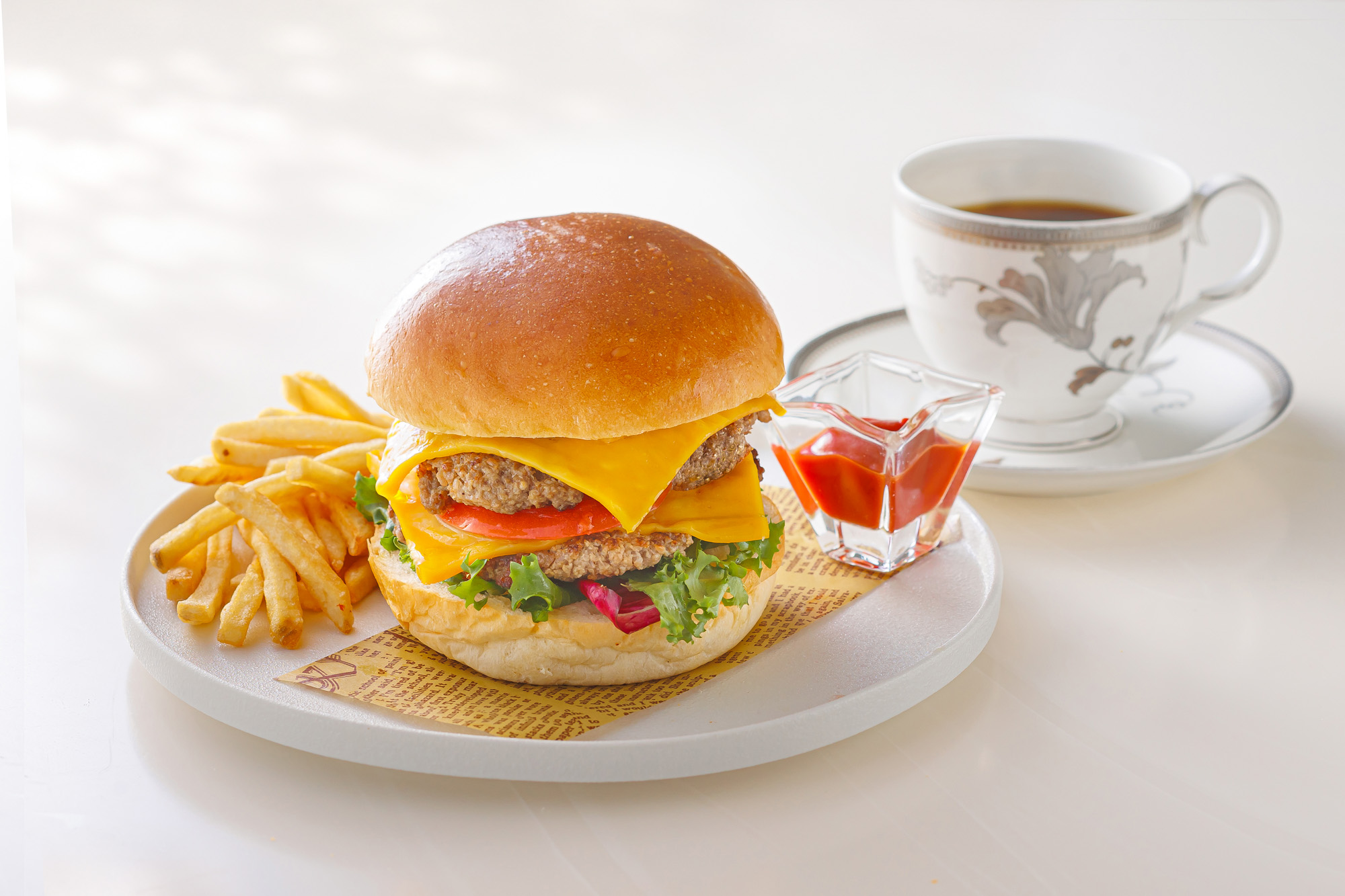 信州牛×Wチェダー。大人のためのグルメバーガー。
