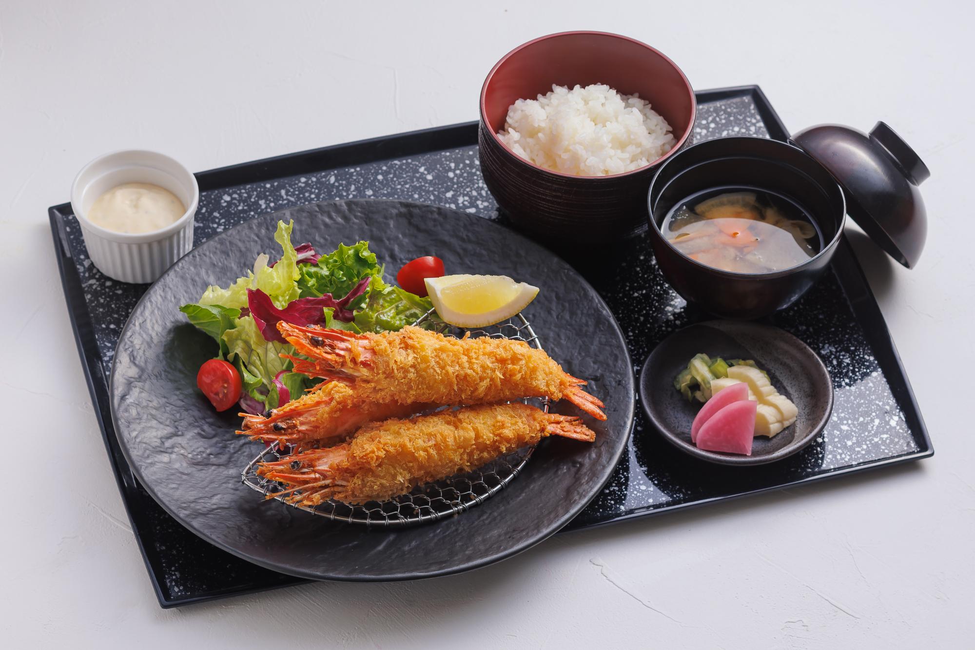 新作軽食メニュー販売中